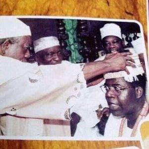 Throwback Photo of MKO Abiola and Oba Oyekan At The Crowning of Bola Tinubu As Asiwaju Of Lagos